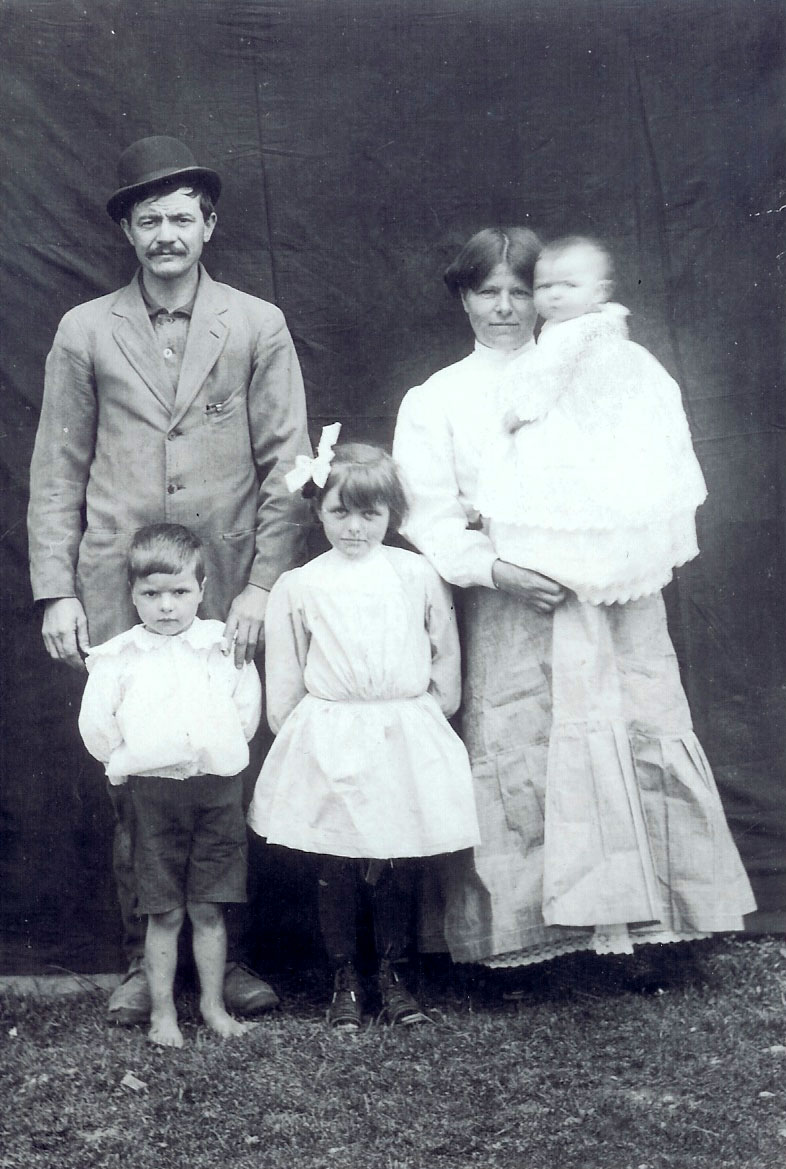 Baby Hazel with her parents Arthur and Lillie Lou Smith Eckard, and her siblings Cameron and Beulah